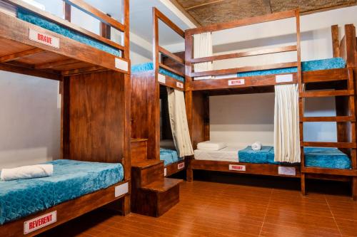 PusokPublic House Hostel的房屋内带三张双层床的房间