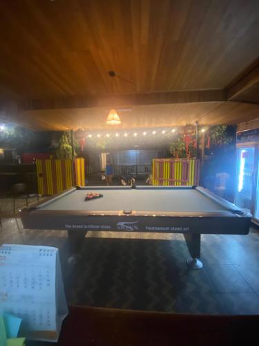 琅勃拉邦DownTown Backpackers Hostel的客房内的一张白色大台球桌