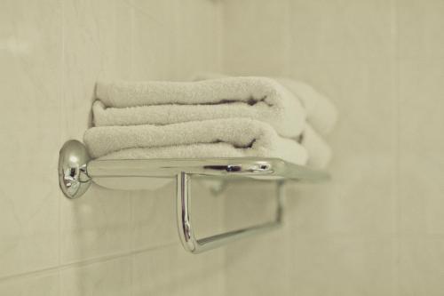 海维康修道院住宿酒店的浴室毛巾架上的三条毛巾
