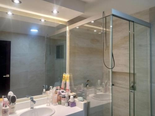 塔里哈ALTOS DEL GUADALQUIVIR的带淋浴和盥洗盆的浴室