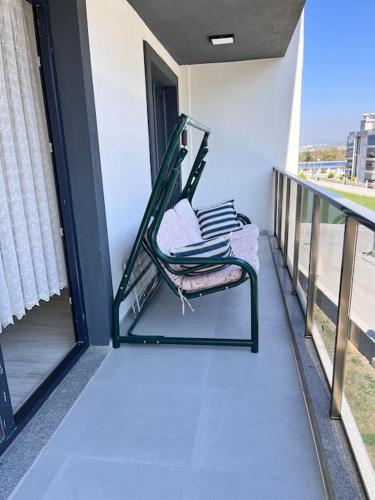 库萨达斯Selver's house的椅子坐在房子的阳台上