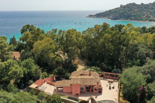 托雷德尔斯泰尔Villa La Petite Etoile的海洋旁房子的空中景观