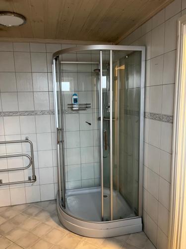 萨普斯堡Kirkegata 7的浴室里设有玻璃门淋浴