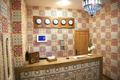 巴库Sahil Inn Baku Hotel Formula 1 View的一间墙壁覆盖着彩色瓷砖的房间