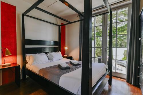 安格雷Villa Clara, Résidence face à l'océan et au golf de Chiberta的一间卧室设有一张大床和大窗户