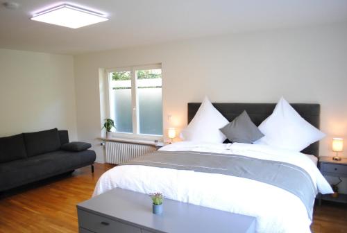 巴登韦勒FeWo-Hochblauen的一间卧室配有一张大床和一张沙发