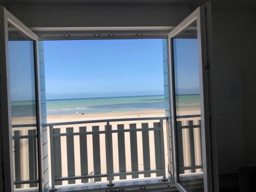 敦刻尔克Appartement sur la plage de Malo les bains vue mer的一间客房,从阳台上可欣赏到海滩景色