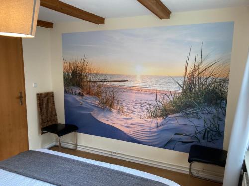 施特拉尔松德Ferienhaus Stralsundia的卧室配有海滩壁画