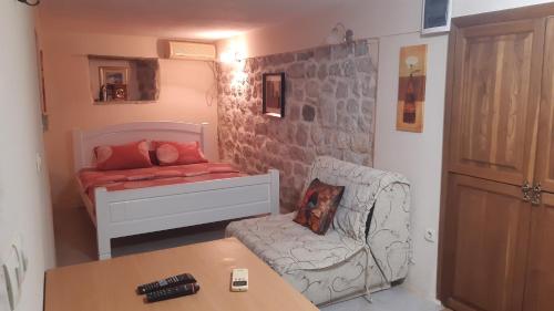 里桑Apartments Lanmari的小房间设有一张床和一把椅子