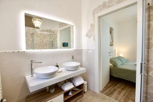 塔兰托B&B Casa Alinella, Happy and Sustainable Hospitality的浴室设有2个水槽和镜子