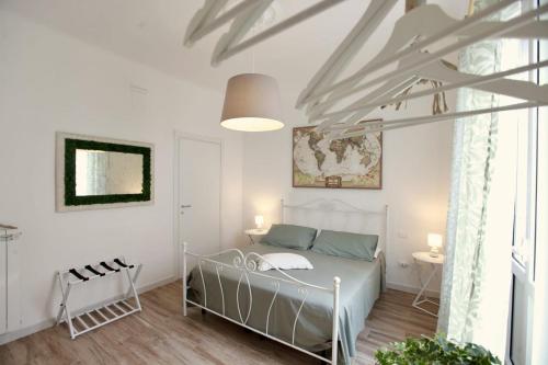 塔兰托B&B Casa Alinella, Happy and Sustainable Hospitality的一间白色客房内的床铺卧室