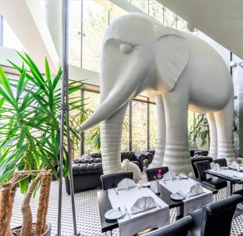 里加Rixwell Elefant Hotel的餐厅的大象雕像