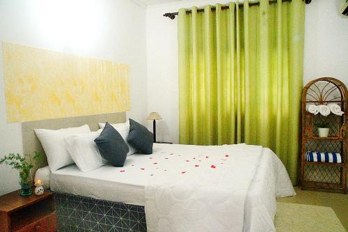 瓦都瓦Calm Villa Wadduwa的一间卧室,床上有红色的鲜花