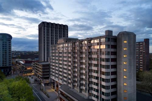 布里斯托Delta Hotels by Marriott Bristol City Centre的城市高楼的景色