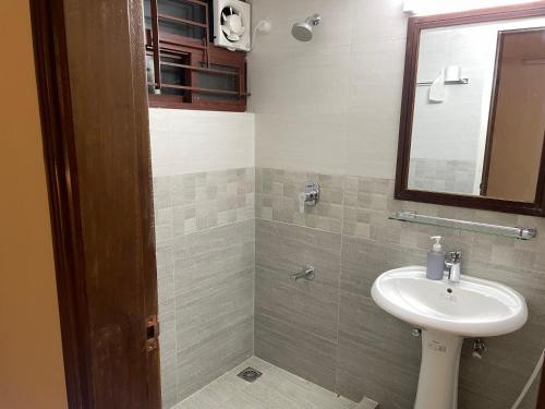 达卡Gulshan Stylish 3 bedroom Luxury Apartment in Prime location的一间带水槽和镜子的浴室