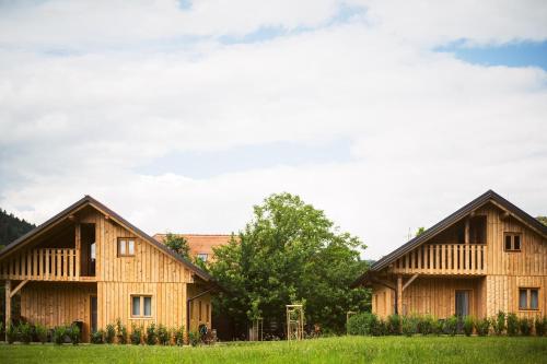 拉什科Family Bungalow Glamping Laško的两栋木房子,位于树木林地