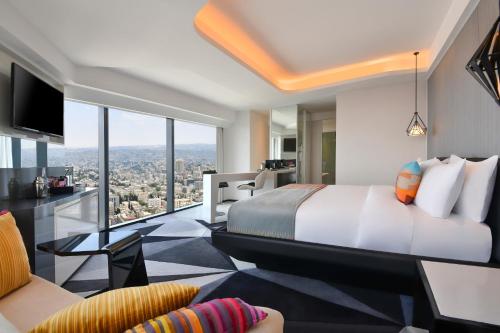 安曼W Amman Hotel的美景客房 - 带一张床