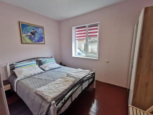 大特尔诺沃Mira Home的一间卧室设有一张床和一个窗口