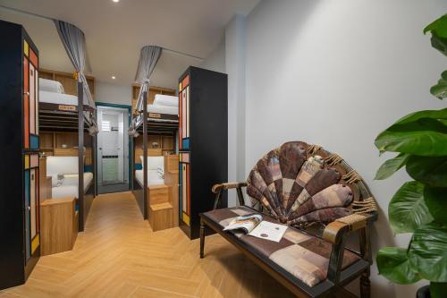 河内河内旧城景旅舍的一间带椅子的房间和一间带双层床的房间