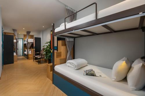 河内河内旧城景旅舍的一间带两张双层床的卧室和一间客厅