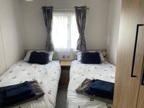 SwarlandSummer’s Lodge的小型客房 - 带2张床和窗户