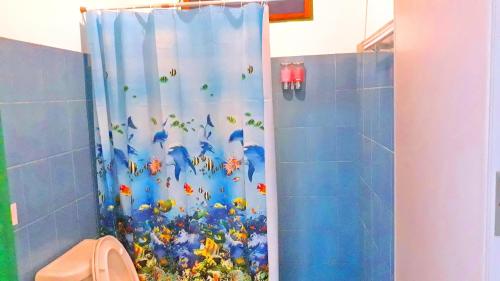 甲米镇Swiss Chalet Garden, Pool Resort的浴室内装有鲜花和蝴蝶的浴帘