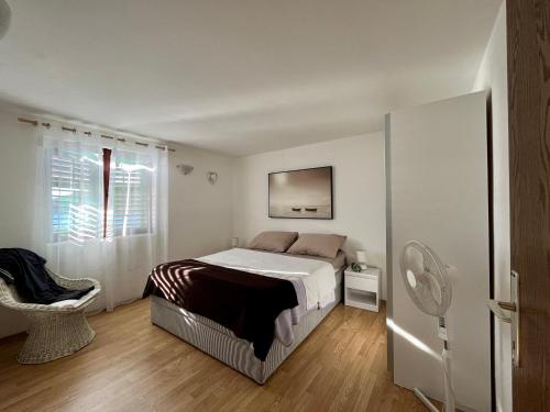 拉扎尼Villa Ana的白色的卧室设有床和窗户