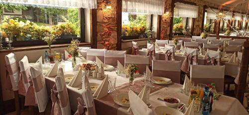 文盖尔斯卡－古尔卡Pensjonat Melaxa的用餐室配有白色的桌子和白色的椅子