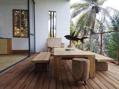 SantʼAnaTakina house的客房设有带桌子和长凳的木制甲板。