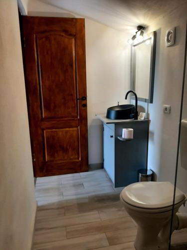 杜博瓦乡La Piticu的一间带卫生间和木门的浴室