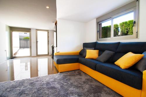 克萨达城Casa Bekka的客厅配有蓝色沙发及黄色枕头