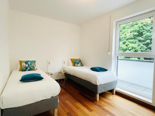 卢森堡Luxury Green Penthouse Terrace&Parking - 117的带窗户的客房内的两张床