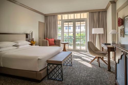 迈阿密科勒尔盖布尔斯凯悦酒店，​​迈阿密的酒店客房设有一张大床和一张书桌。