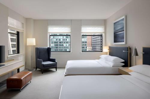 芝加哥凯悦芝加哥酒店的酒店客房,配有两张床和椅子