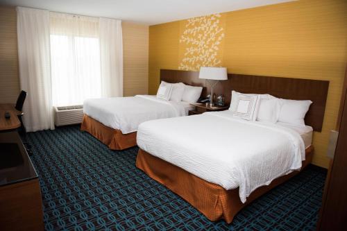 蒙克顿Fairfield Inn & Suites by Marriott Moncton的酒店客房设有两张床和窗户。