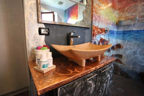 San Martino In StradaB & B L'almanacco的一间带木制水槽和镜子的浴室