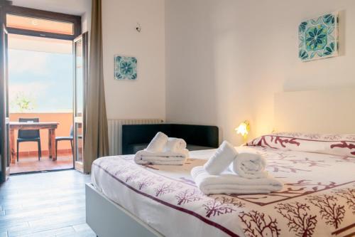 Uri考拉鲁坎达撒森图酒店的一间卧室配有两张带毛巾的床
