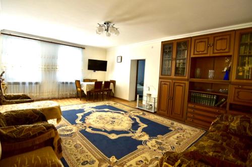 ElarHam-uni的客厅的地板上铺有蓝色地毯。