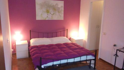 帕尔马Casa Vacanze Orchidea CIR0347AT00249的一间卧室配有一张带两个灯的床铺
