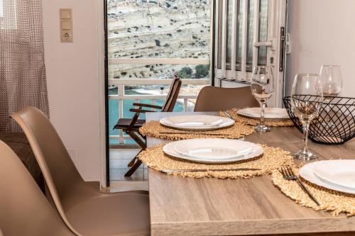 马塔拉Emmanouela Apartment的一间带桌椅和窗户的用餐室