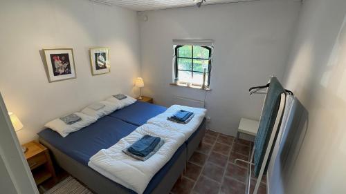 赫尔湾Stort rymligt boende med två sovrum och pentry i lantlig miljö的一间卧室配有一张床,上面有两条毛巾