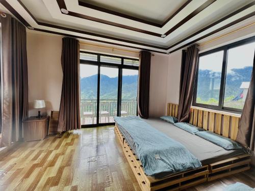 萨帕Villa Sa Pa的一间卧室设有一张床和大窗户