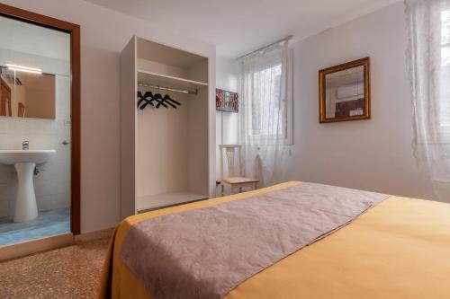 威尼斯卡萨波卡希尼酒店的一间卧室配有床和水槽,还有一间浴室