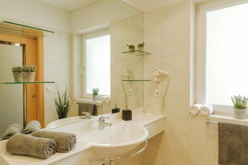 梅拉诺伊丽莎白酒店的白色的浴室设有水槽和镜子
