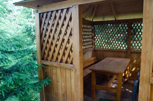 布克维Ніка的木制凉亭配有木桌