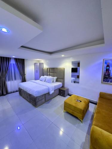 拉各斯Primal Msquare Apartment Ikoyi的一间大卧室,配有一张床和一张沙发