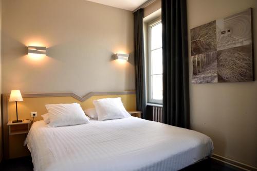 DelmeLogis Restaurant & Hôtel À la 12的卧室配有一张带两个枕头的大白色床