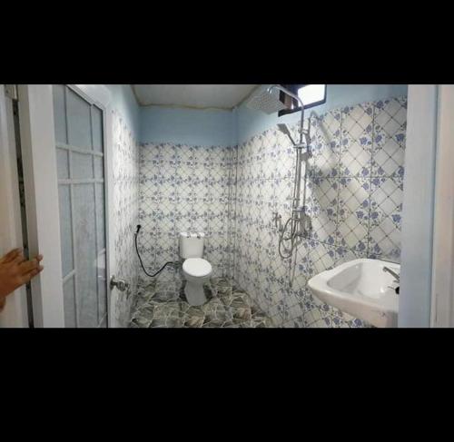 纳闽巴霍De Credo的一间带卫生间和水槽的浴室