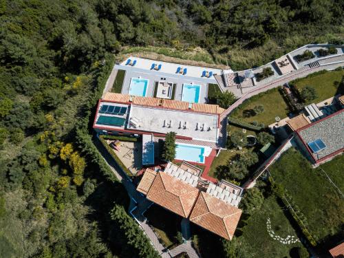 圣帕拉斯凯维Koumaros Aparthotel的享有带游泳池的别墅的顶部景致