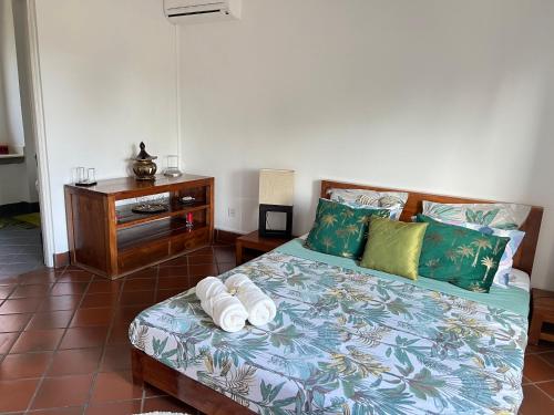 特里罗杰Cozy one bedroom apartment in a secure complex , PORT CHAMBLY Mauritius的一间卧室配有一张带枕头和桌子的床